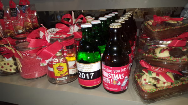 Kerst eindejaar cadeaupakket drankflesjes gepersonaliseerde labels
